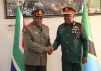 Luteni Jenerali Othman ateta na Mkuu wa Jeshi la Nchi Kavu wa Afrika Kusini